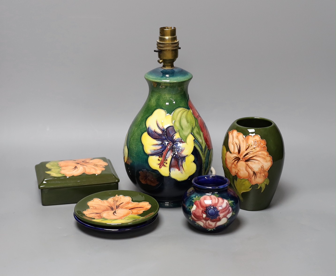 A Moorcroft lamp and five other pieces of Moorcroft (6), lamp 27 cms high including light fitting